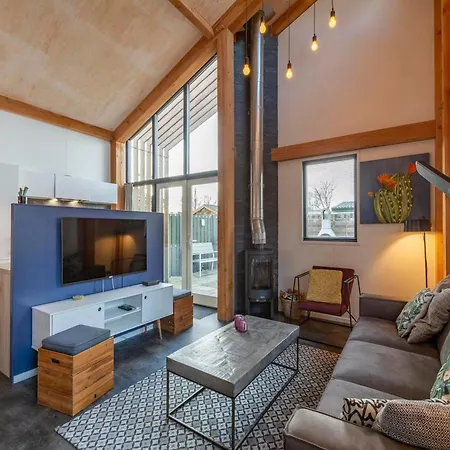 Villa Near Sint Maartenszee With Jacuzzi